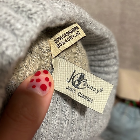 Pom pom beanie - Picture 2 of 2